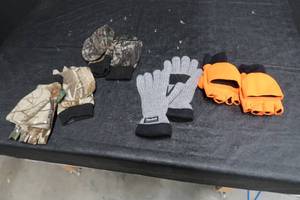 lot 86 image: HUNTING GLOVES