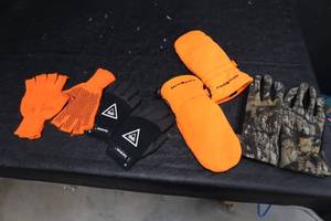lot 87 image: HUNTING GLOVES