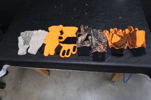 lot 88 image: HUNTING GLOVES