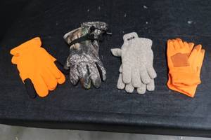 lot 89 image: HUNTING GLOVES