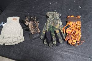 lot 90 image: HUNTING GLOVES