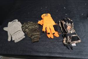 lot 91 image: HUNTING GLOVES