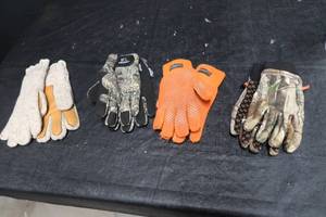 lot 92 image: HUNTING GLOVES