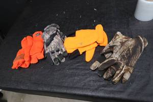 lot 94 image: HUNTING GLOVES