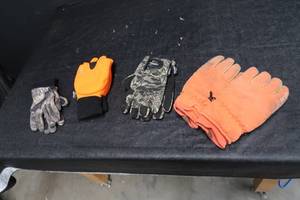 lot 95 image: HUNTING GLOVES