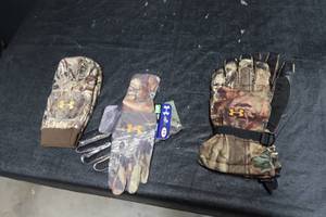 lot 97 image: HUNTING GLOVES