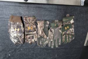 lot 98 image: HUNTING GLOVES