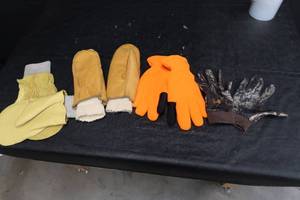 lot 99 image: HUNTING GLOVES
