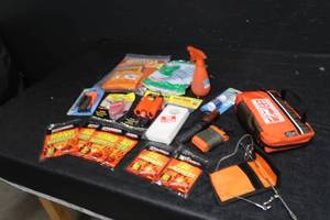 lot 105 image: HUNTING KIT