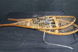 lot 116 image: SNOW SHOES