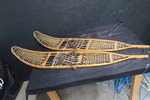 lot 117 image: SNOW SHOES