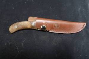 lot 160 image: HUNTING KNIFE