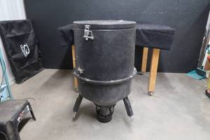lot 196 image: DEER FEEDER
