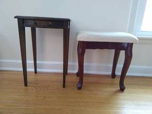 lot 206 image: End Table and Bench