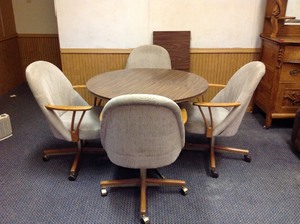 lot 3 image: Table & 4 Chairs