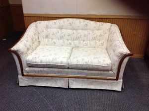 lot 5 image: Loveseat