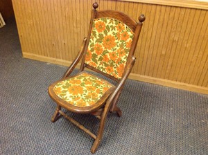 lot 12 image: Vintage Wood Folding Chair
