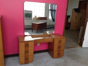 lot 26 image: Makeup Desk with Mirror