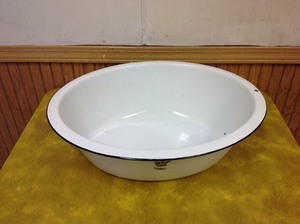 lot 35 image: Vintage Porcelain Wash Tub