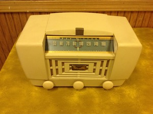 lot 70 image: Vintage RCA Victor Radio
