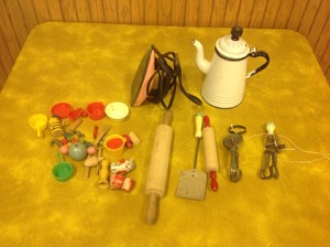 lot 170 image: Vintage Childrens Kitchen Play Items