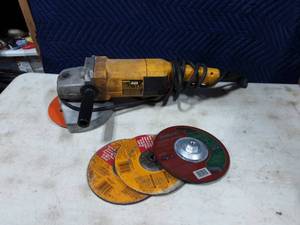 DW 474 7 Angle Grinder With Blades