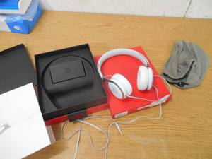 lot 76 image: Beats by Dr. Dre EP On-Ear Headphones  White