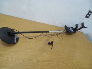 lot 105 image: Bounty Hunter Gold Digger Metal Detector