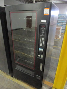 CANDY MACHINE HOLDS 32 ITEMS