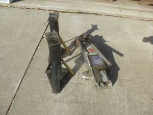 lot 30 image: Floor Jack 2 Ton & Jack Stands