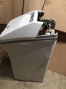 GE Appliances 30,400 Grain, GXSF30V Water Softener damaged for parts or repair customer return see pictures