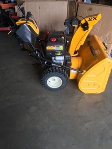 Cub Cadet 2X MAX 30 in. 357 cc Two-Stage Gas Snow Blower with Electric Start, Power Steering and Steel Chute in working conditions read Descriptions
