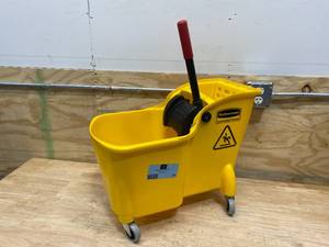 lot 54 image: RUBBERMAID 31 Qt. Tandem Mop Bucket