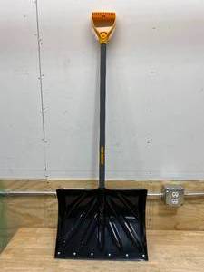 lot 109 image: TRUE TEMPER 18 Snow Shovel