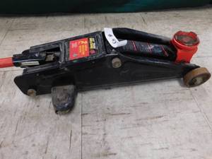 lot 48 image: Team Mechnix 2 Ton Floor Jack