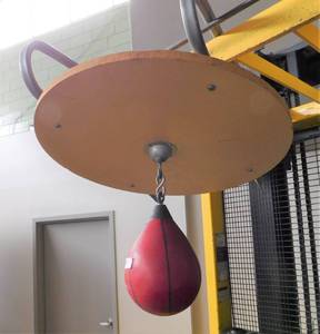 lot 100 image: Portable Boxing Speed Bag