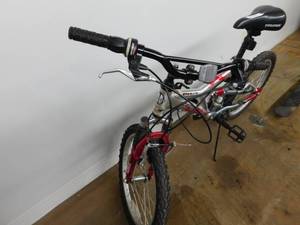 lot 102 image: Boys 21 Speed Bike