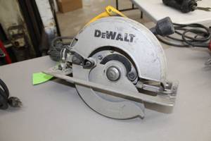 lot 323 image: DeWalt Circular Saw 8-14 DW384