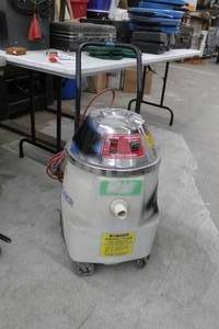 lot 371 image: Crusader Mfg Dry Shop Vacuum 5-105