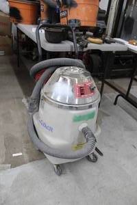 lot 372 image: Crusader Mfg Dry Shop Vacuum 5-105