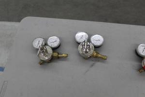 lot 575 image: Lot of (2) Smith Compressed Gas Regulator Gauge Set Inert Gas 31-50-580