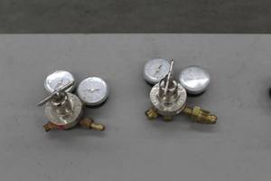 lot 576 image: Lot of (2) Smith Compressed Gas Regulator Gauge Set Acet Gas 30-15-200, Inert Gas 31-50-580
