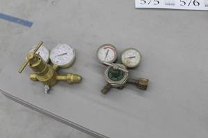 lot 579 image: Lot of (2) Compressed Gas Regulator Gauge Set  with Smith Oxygen Gas H1710A-540 3000psi, Weldmark SR4