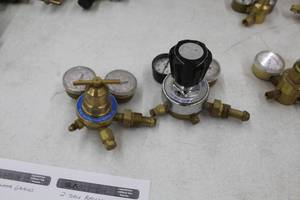 lot 588 image: Lot of (2) Compressed Gas Regulator Gauge Set  with Turbotorch 4000psi, VWR Scientific 55850-265 4000psi