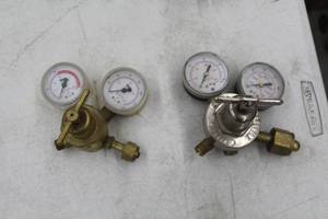 lot 586 image: Lot of (2) Smith Compressed Gas Regulator Gauge Set  with Acetylene Gas H1944F-200 400psi, Oxygen Gas 30-100-540 3000psi