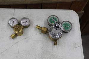 lot 585 image: Lot of (2) Compressed Gas Regulator Gauge Set  with Oxweld 854A, AF150