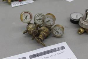 lot 583 image: Lot of (2) Compressed Gas Regulator Gauge Set  with 4000psi, 400psi