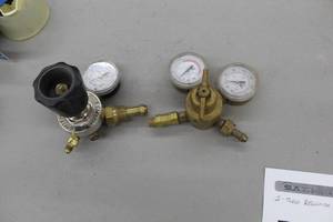 lot 582 image: Lot of (2) Compressed Gas Regulator Gauge Set  with Smith Inert Gas 30-450-580 3000psi, 400psi