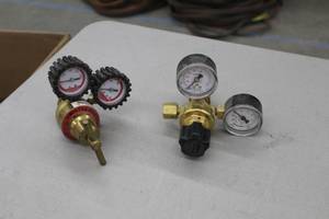 lot 589 image: Lot of (2) Compressed Gas Regulator Gauge Set  with Uniweld-Mastar Acetylene Gas, Harris 280psi
