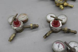 lot 590 image: Lot of (2) Compressed Gas Regulator Gauge Set  with Smith Acetylene Gas H1721B-510 400psi, 400psi